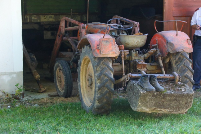 Landwirt in Steinerkirchen an der Traun bei Arbeiten unter Traktor eingeklemmt