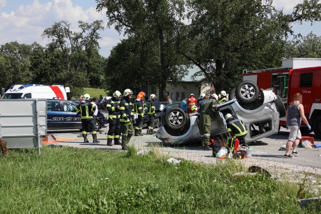 Schwerer Kreuzungscrash mit drei beteiligten Autos in Gaspoltshofen