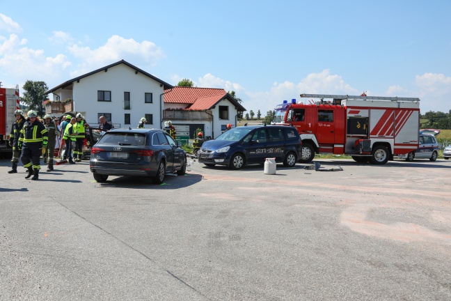 Schwerer Kreuzungscrash mit drei beteiligten Autos in Gaspoltshofen