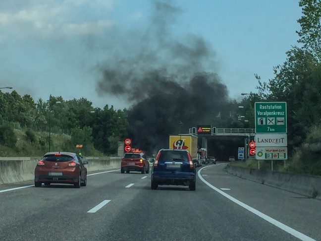 Auto auf Innkreisautobahn bei Steinhaus ausgebrannt