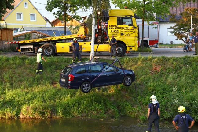 Auto in Bad Schallerbach mit Unterstützung der Feuerwehr aus der Trattnach geborgen