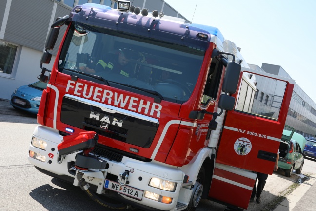 Beginnender Brand im Motorraum eines Autos in Wels-Neustadt