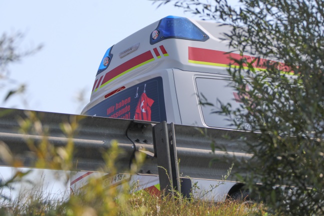 Auto auf Innkreisautobahn bei Kematen am Innbach gegen LKW gekracht