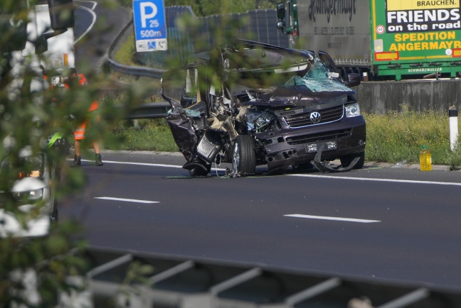 Auto auf Innkreisautobahn bei Kematen am Innbach gegen LKW gekracht