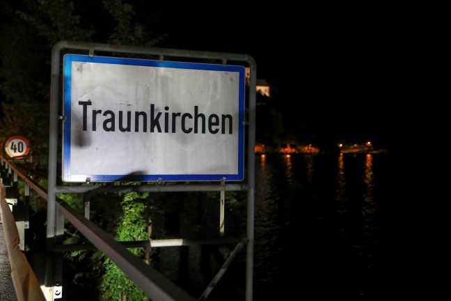 Nächtlicher Personenrettungseinsatz wegen vermeintlich abgestürztem Paragleiter am Traunsee
