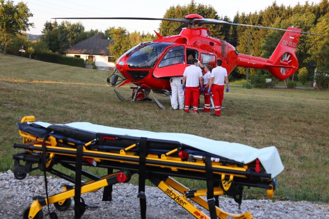 Notarzthubschrauber nach schwerem Unfall mit Motorsäge in Buchkirchen im Einsatz