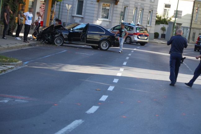 Rasante Fahrt durch Wels-Innenstadt endet mit heftigem Unfall