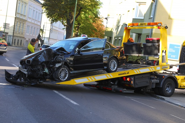Rasante Fahrt durch Wels-Innenstadt endet mit heftigem Unfall