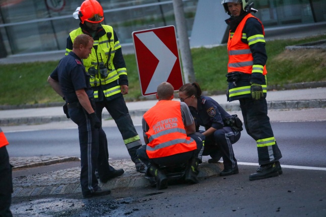 Auto kollidierte in Thalheim bei Wels mit Verkehrsinsel und verursachte lange Ölspur