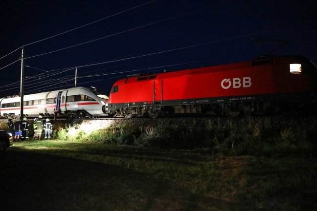 ICE mit technischem Defekt sorgt auf Bahnstrecke bei Taufkirchen an der Trattnach für Einsatz