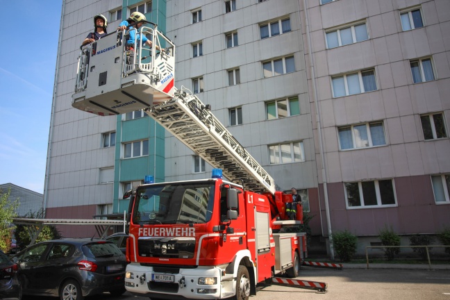 Feuerwehr rettet Katze aus Lüftungsrohr im fünften Obergeschoß eines Wohnhauses in Wels-Neustadt