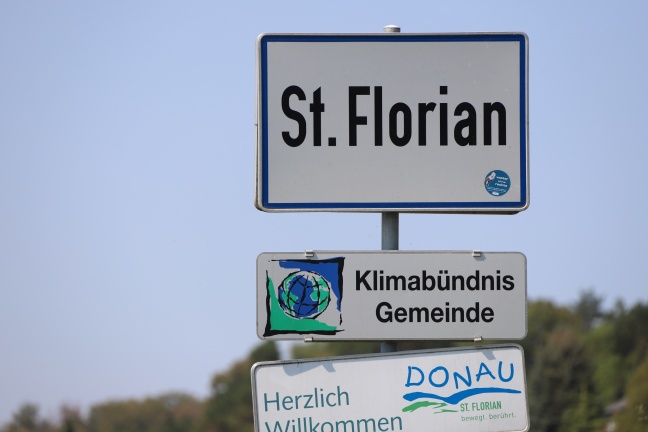 Einsatzkräfte zu eingeklemmtem Kind in St. Florian alarmiert