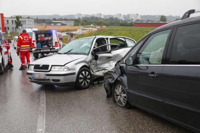 Sechs Verletzte bei Verkehrsunfall in Wels-Waidhausen