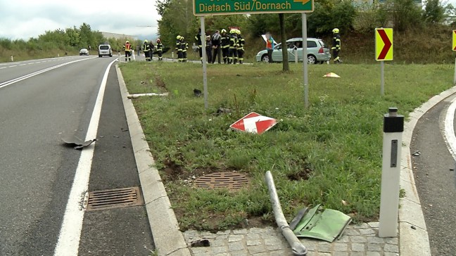 Schwerverletzter bei Unfall in Dietach: Halterung eines Verkehrsschildes schlug in unbeteiligtem PKW ein