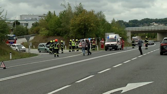 Schwerverletzter bei Unfall in Dietach: Halterung eines Verkehrsschildes schlug in unbeteiligtem PKW ein