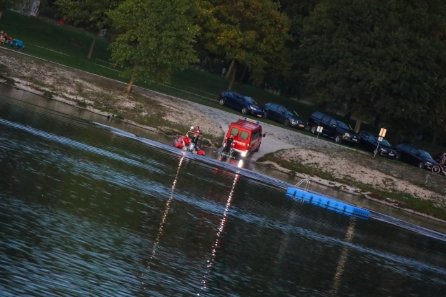 Personensuche mit Tauchern und Booten im Pichlingersee in Linz