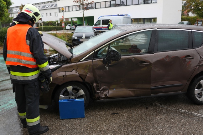Verkehrsunfall zwischen PKW und Kleintransporter in Wels-Lichtenegg