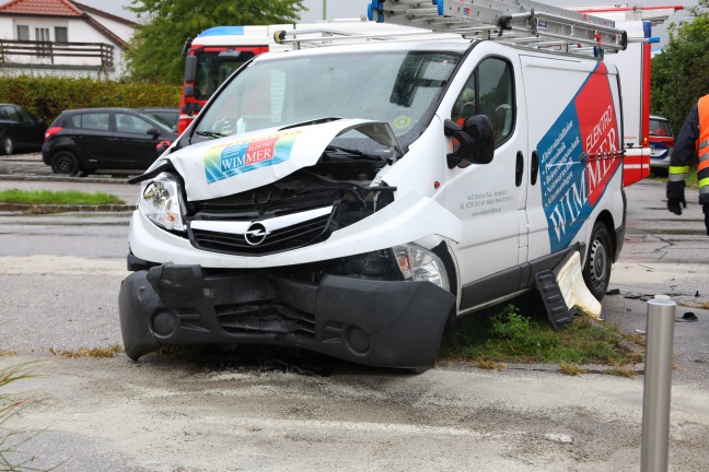 Verkehrsunfall zwischen PKW und Kleintransporter in Wels-Lichtenegg