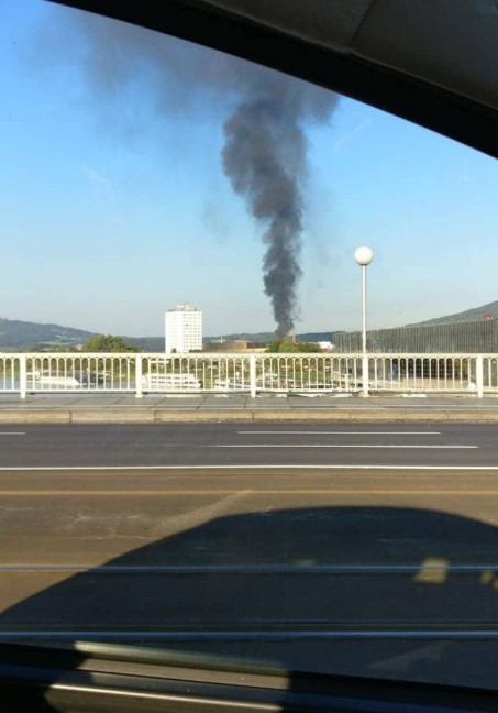 Rauchsäule über Linz nach Brand bei Flämmarbeiten