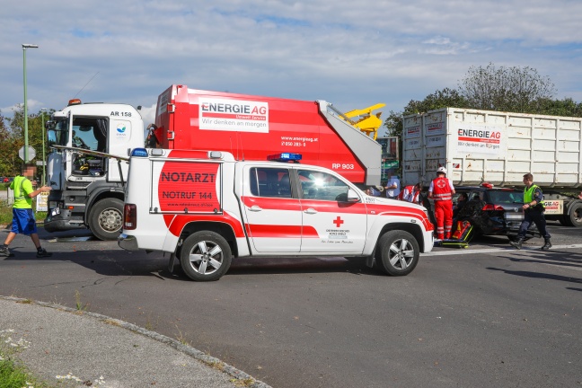 Schwerer Verkehrsunfall zwischen PKW und zwei LKW in Wels-Schafwiesen