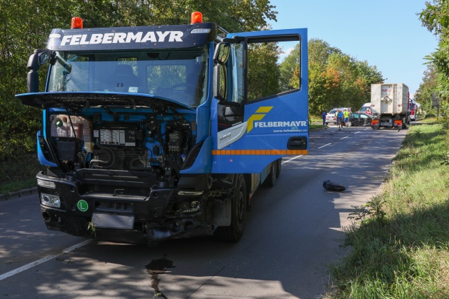 Schwerer Verkehrsunfall zwischen PKW und zwei LKW in Wels-Schafwiesen