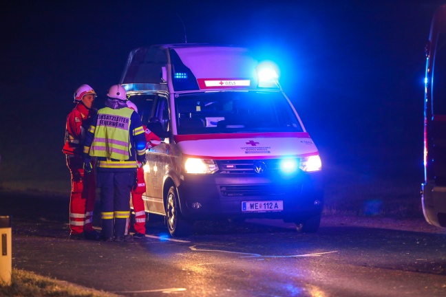 Verletzter Unfalllenker nach schwerem Verkehrsunfall in Offenhausen davongelaufen