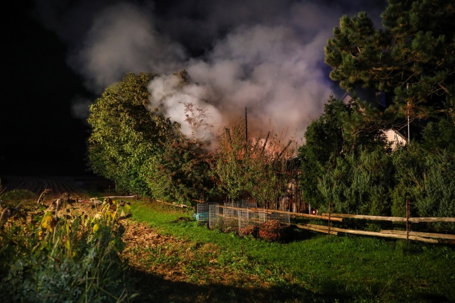 Großeinsatz bei Brand eines landwirtschaftlichen Gebäudes in Fischlham