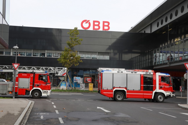 Dampflok eines Sonderzuges löste Einsatz der Feuerwehr am Hauptbahnhof Wels aus