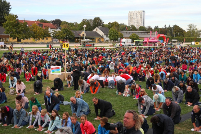 5.500 Menschen bei Weltrekordversuch im Reanimationstraining in Wels