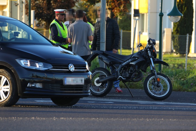 Motorradlenker und Mitfahrer bei Verkehrsunfall in Hörsching verletzt