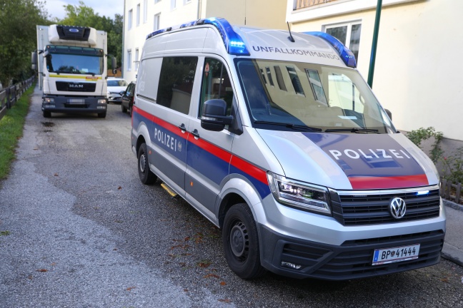 Frau in Wels-Innenstadt von LKW niedergestoßen und schwer verletzt