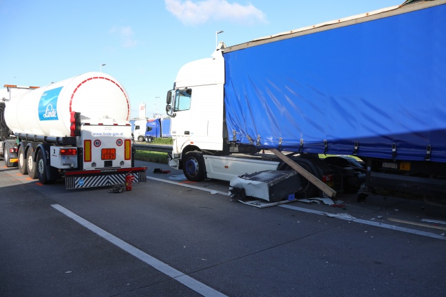 Vier LKW auf Westautobahn bei Ansfelden kollidiert