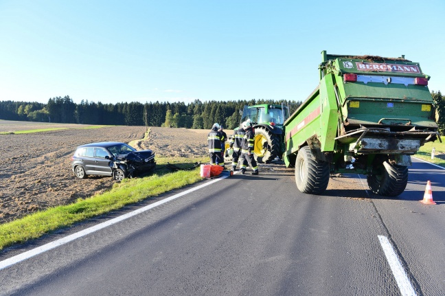 PKW krachte in Rainbach im Mühlkreis in Traktoranhänger
