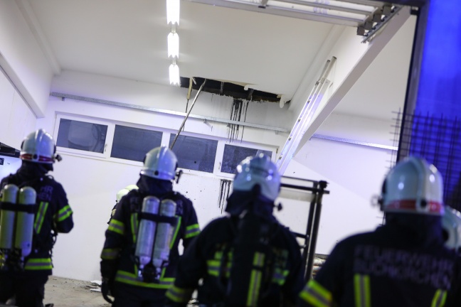 Brand im Dachbereich einer Werkstättenhalle in Buchkirchen