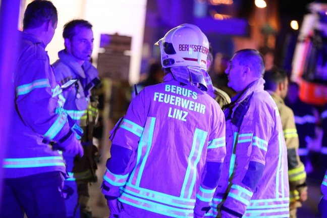 Groeinsatz der Feuerwehr bei Brand im Ordensklinikum in Linz-Innere Stadt