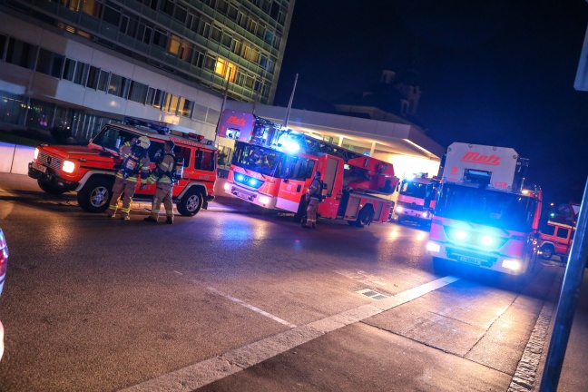 Großeinsatz der Feuerwehr bei Brand im Ordensklinikum in Linz-Innere Stadt