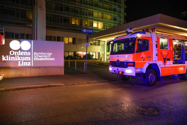 Großeinsatz der Feuerwehr bei Brand im Ordensklinikum in Linz-Innere Stadt