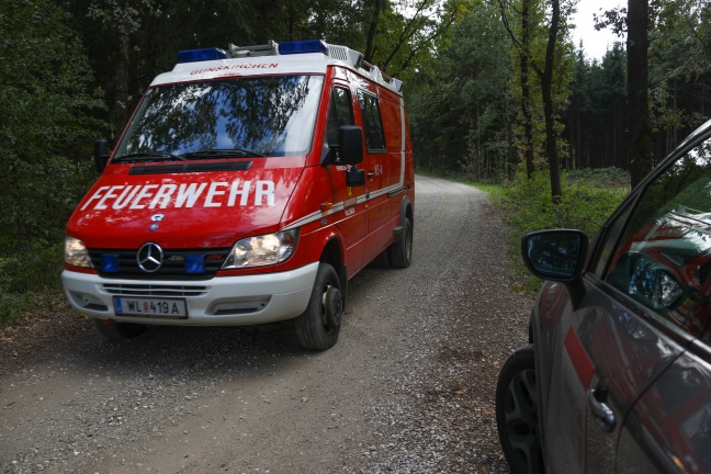 Verletzte Frau durch Feuerwehr und Rettungsdienst aus Waldgebiet in Gunskirchen gerettet