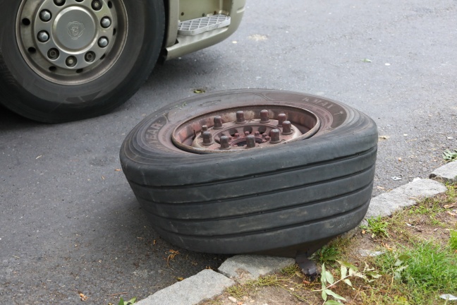 LKW-Reifen löste sich von Sattelauflieger und verursachte Kleinbrand