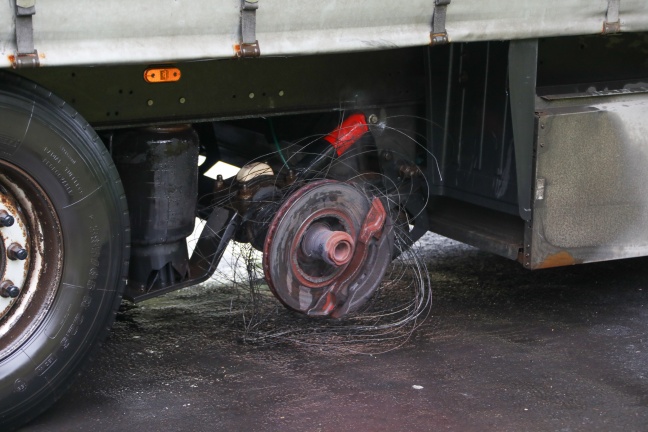 LKW-Reifen löste sich von Sattelauflieger und verursachte Kleinbrand