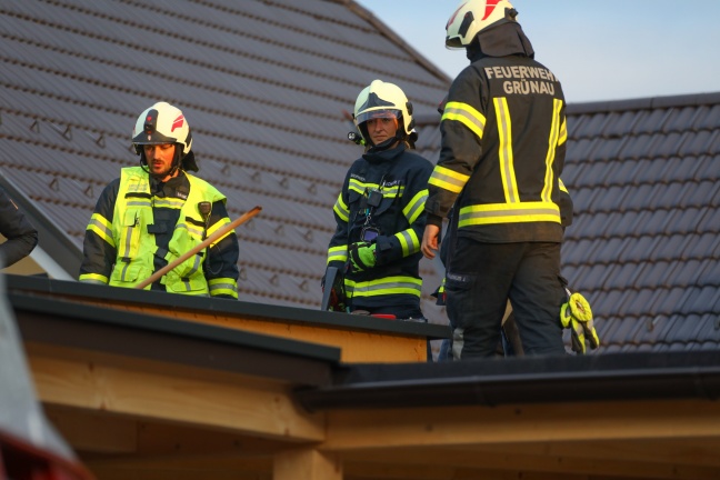 Feuerwehr bei Brand auf Baustelle in Grünau im Almtal im Einsatz