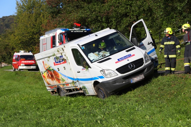 Tiefkühlkleintransporter in Micheldorf in Oberösterreich von Straße abgekommen und umgestürzt