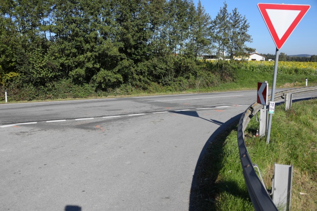Autolenkerin (88) bei Kollision mit Kastenwagen in Utzenaich tödlich verletzt