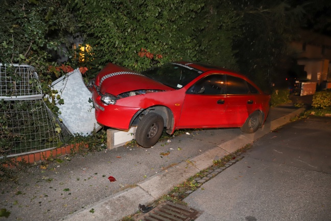 Autolenker crasht in Wels-Lichtenegg in Gartenzaun und Verteilerkasten und läuft davon