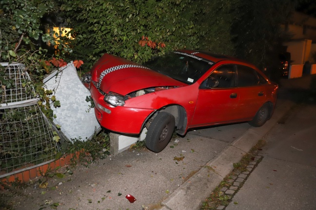 Autolenker crasht in Wels-Lichtenegg in Gartenzaun und Verteilerkasten und läuft davon