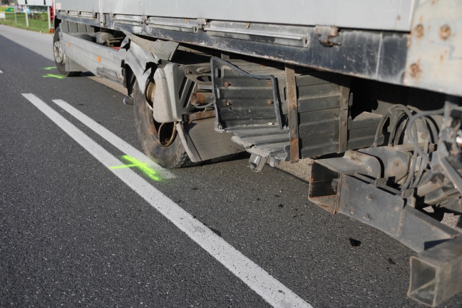 Schwere Kollision zwischen PKW und LKW auf Wiener Straße in Marchtrenk