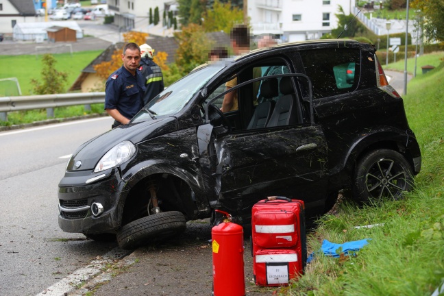 Mopedauto bei Verkehrsunfall in Sipbachzell gegen Straßenlaterne gekracht