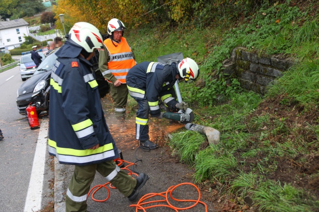 Mopedauto bei Verkehrsunfall in Sipbachzell gegen Straßenlaterne gekracht