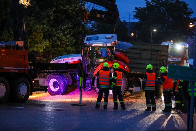 Traktorgespann bei Maistransport in Alkoven verunfallt