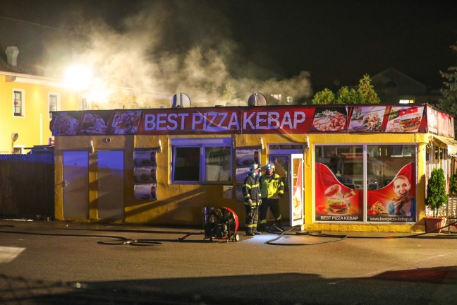 Brand eines Pizza-Kebap-Imbissstandstandes in Enns